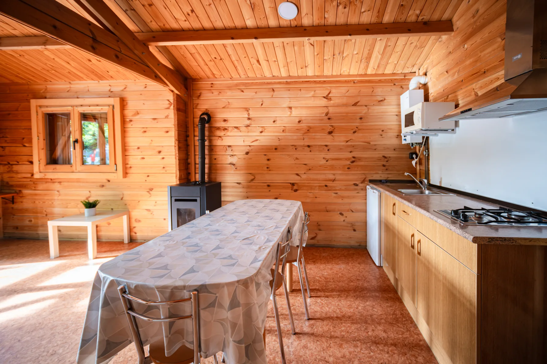 Comedor con estufa de leña del bungalow