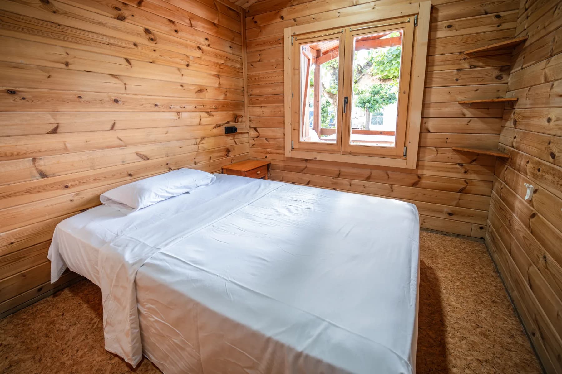 Dormitorio con cama de matrimonio del bungalow