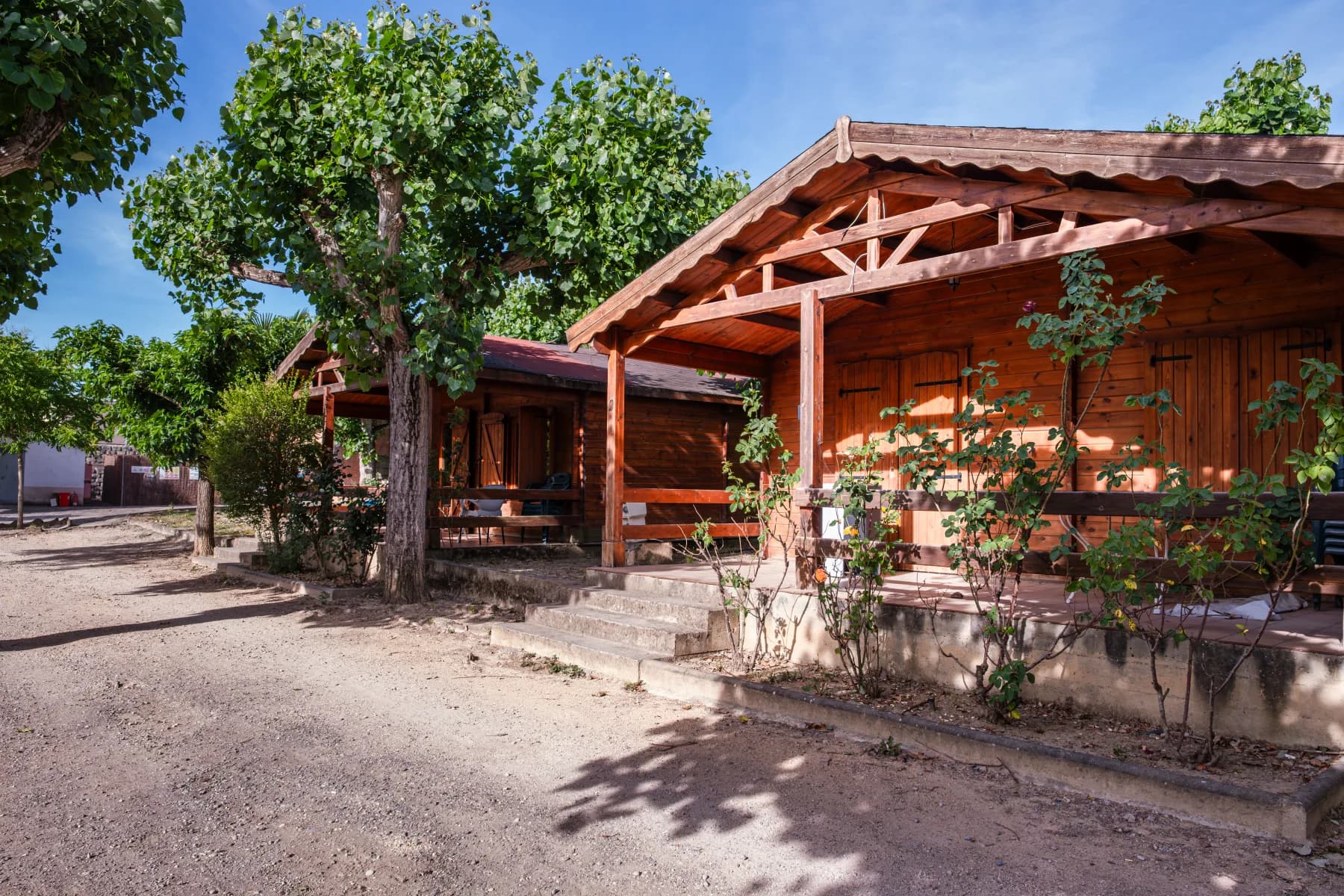 Fachada exterior de los bungalows de madera