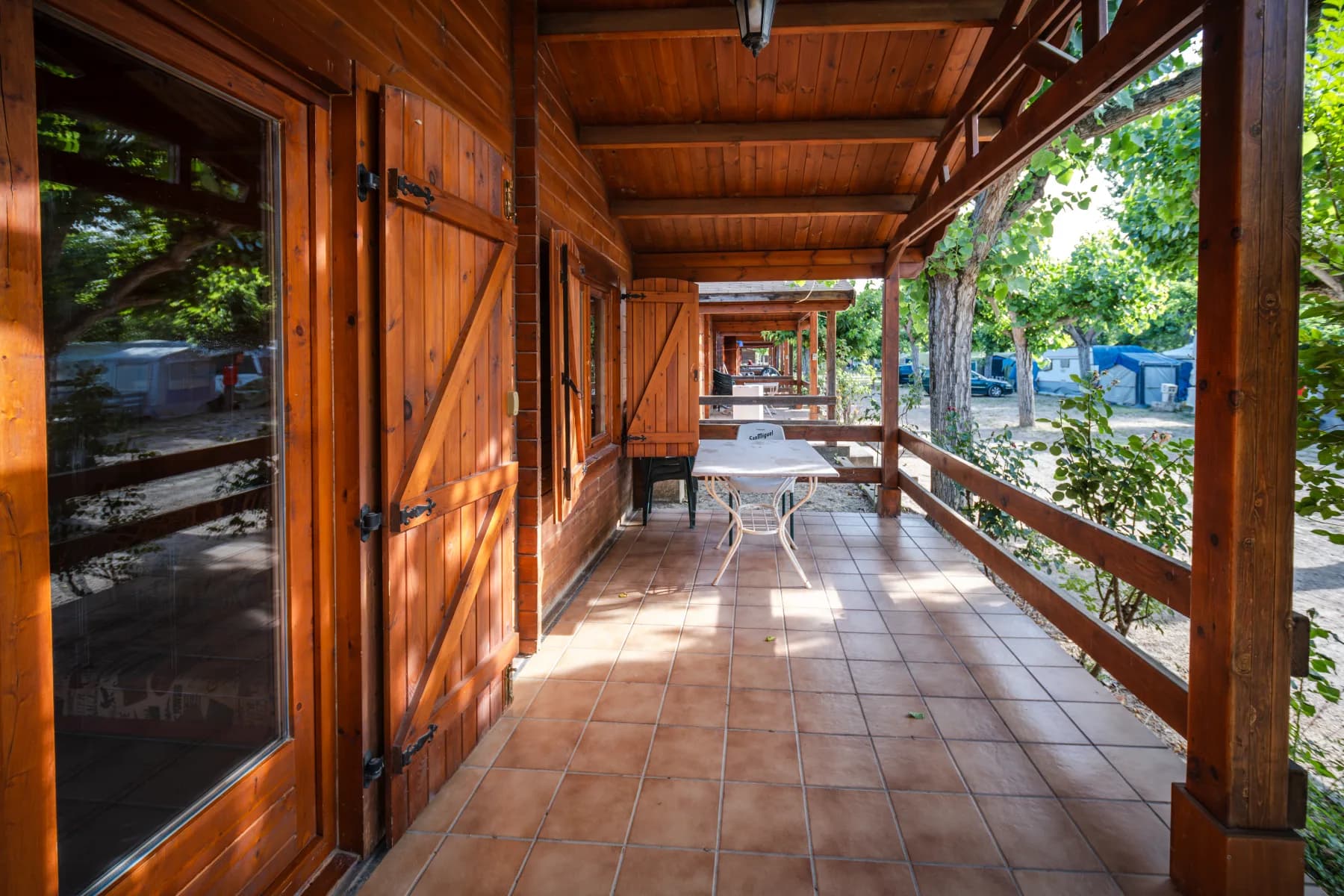 Porche cubierto y terraza del bungalow