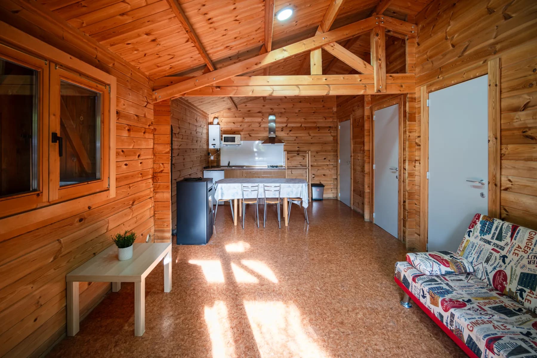 Salón, cocina y comedor del bungalow