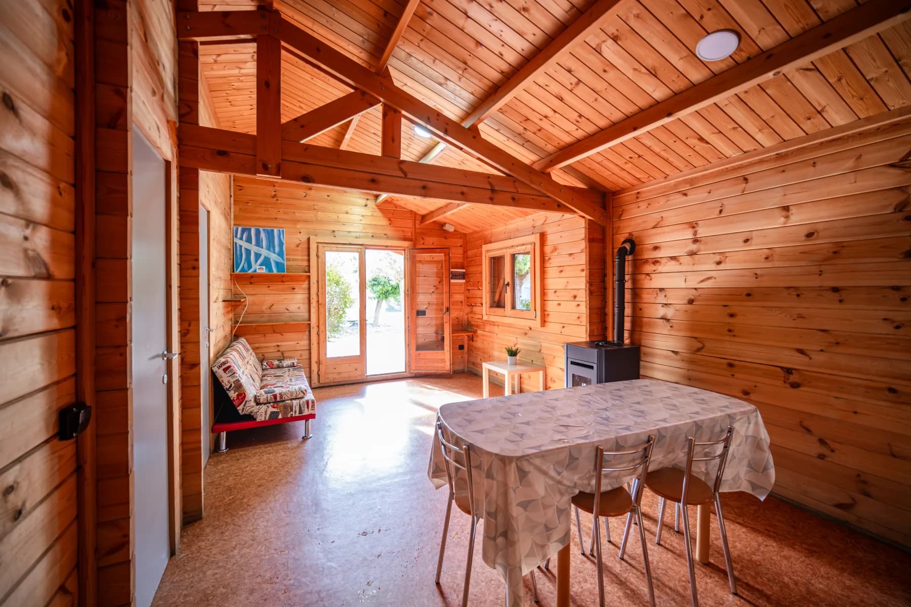 Salón con sofá cama del bungalow